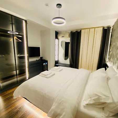 Tirana Central Rooms 3* טיראנה