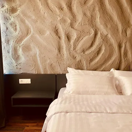 Tirana Central Rooms בית הארחה 3*