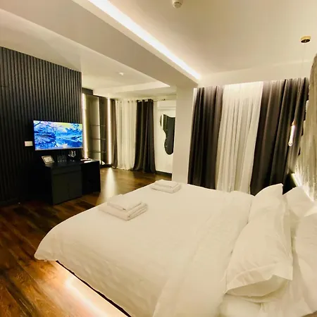 Tirana Central Rooms טיראנה