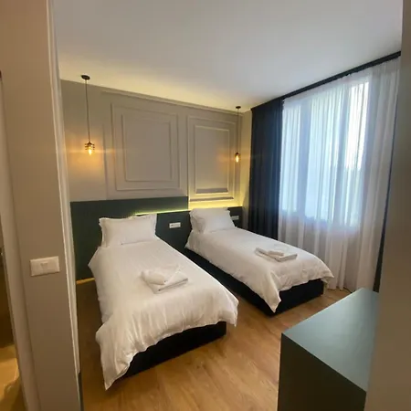 Tirana Central Rooms 3* טיראנה