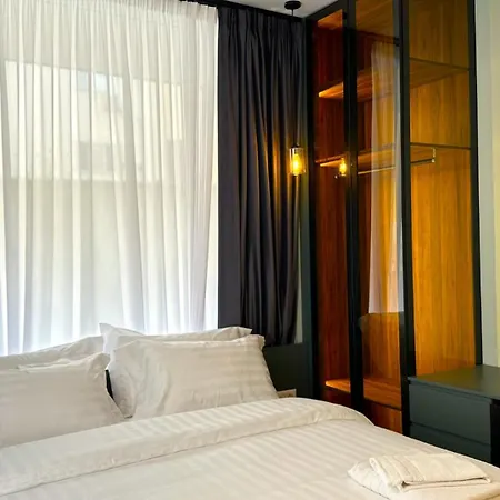 Tirana Central Rooms בית הארחה