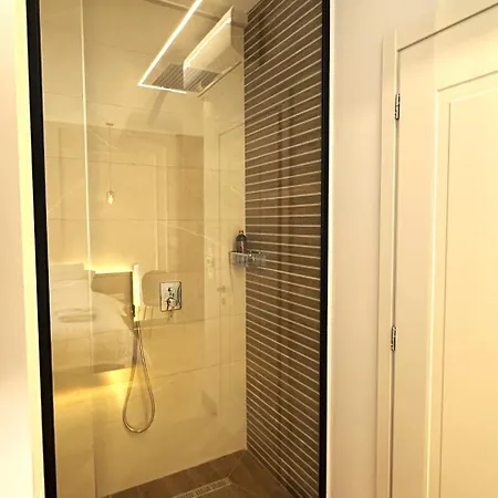 Tirana Central Rooms Тирана