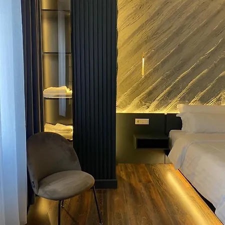 Tirana Central Rooms בית הארחה 3*