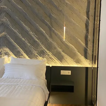 Tirana Central Rooms 3* טיראנה