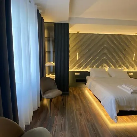 Tirana Central Rooms בית הארחה