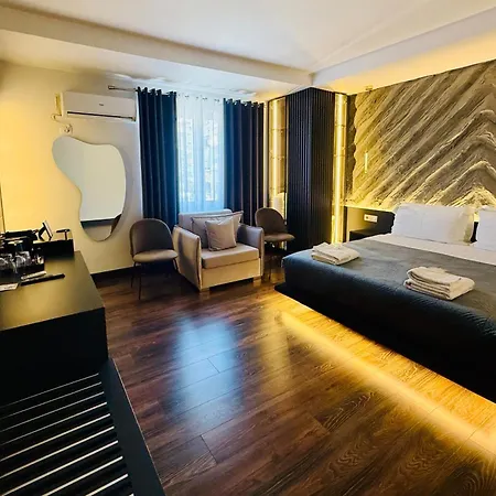 Tirana Central Rooms 3* טיראנה