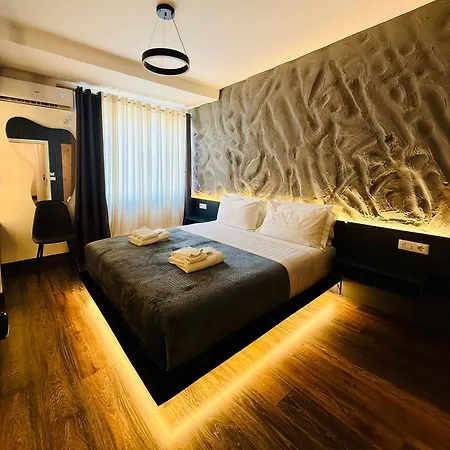Tirana Central Rooms 3* טיראנה