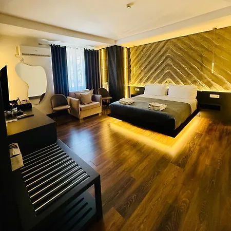 Tirana Central Rooms בית הארחה 3*