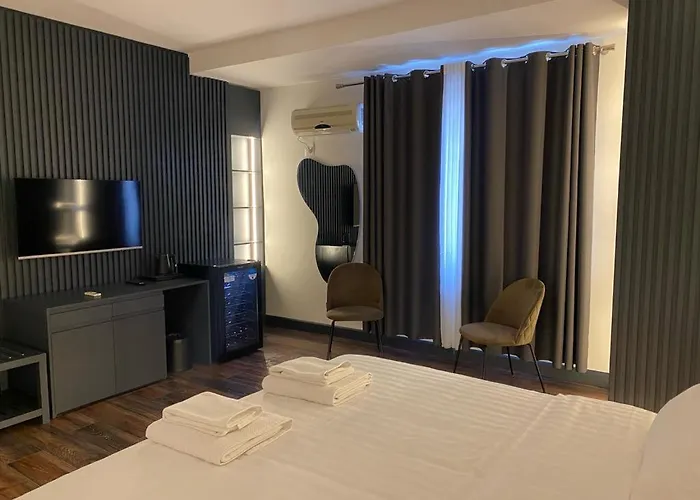 Tirana Central Rooms Pensión 3*