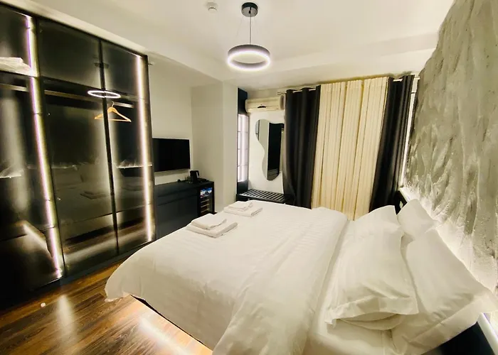 Tirana Central Rooms 3* Тирана