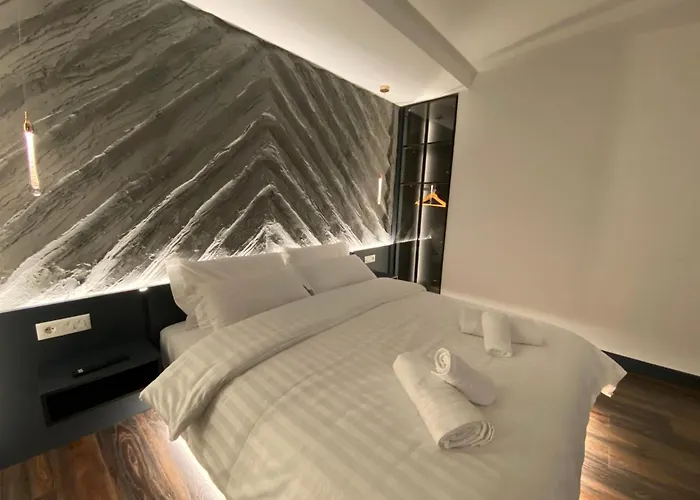 Tirana Central Rooms 3*