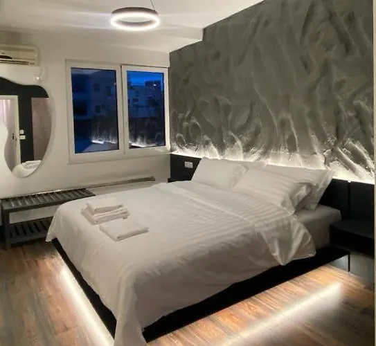 Tirana Central Rooms 3*